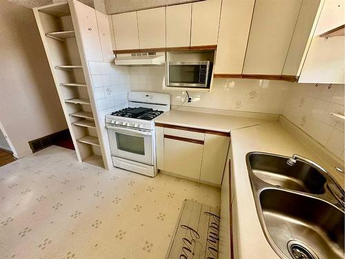 1822 13 Avenue South, Lethbridge, AB - Indoor Photo Showing Kitchen