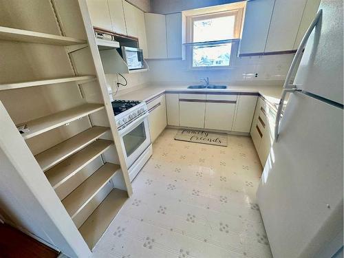 1822 13 Avenue South, Lethbridge, AB - Indoor Photo Showing Kitchen With Double Sink