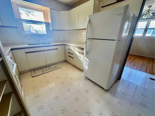 1822 13 Avenue South, Lethbridge, AB - Indoor Photo Showing Kitchen