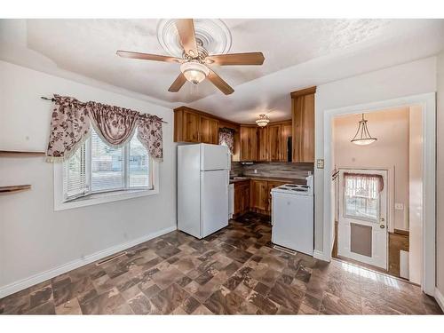 1014 19 Street North, Lethbridge, AB - Indoor Photo Showing Kitchen