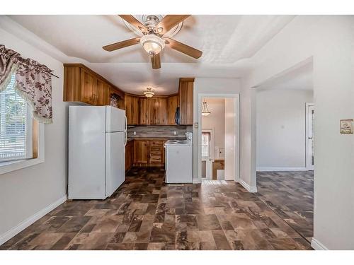 1014 19 Street North, Lethbridge, AB - Indoor Photo Showing Kitchen