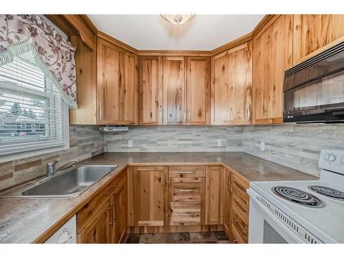 1014 19 Street North, Lethbridge, AB - Indoor Photo Showing Kitchen