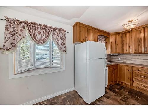 1014 19 Street North, Lethbridge, AB - Indoor Photo Showing Kitchen