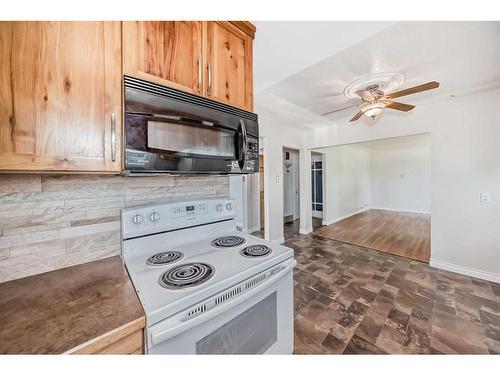 1014 19 Street North, Lethbridge, AB - Indoor Photo Showing Kitchen