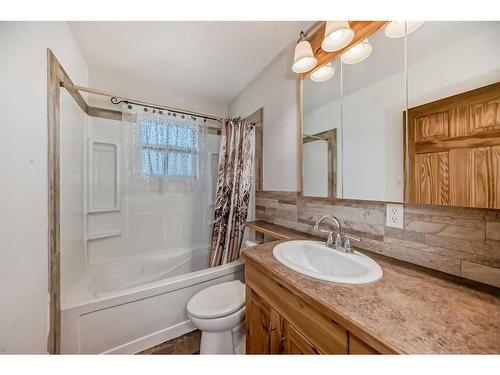 1014 19 Street North, Lethbridge, AB - Indoor Photo Showing Bathroom