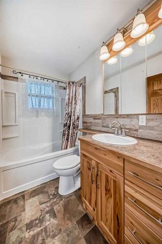 1014 19 Street North, Lethbridge, AB - Indoor Photo Showing Bathroom