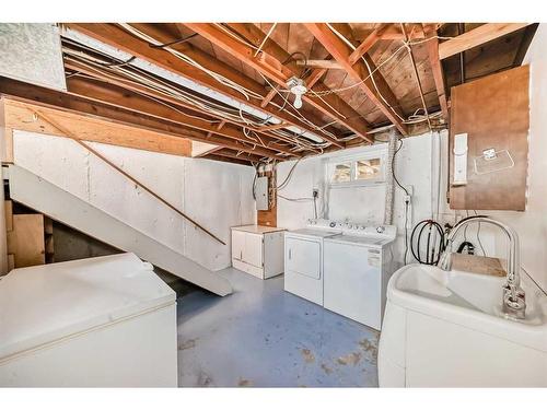 1014 19 Street North, Lethbridge, AB - Indoor Photo Showing Laundry Room