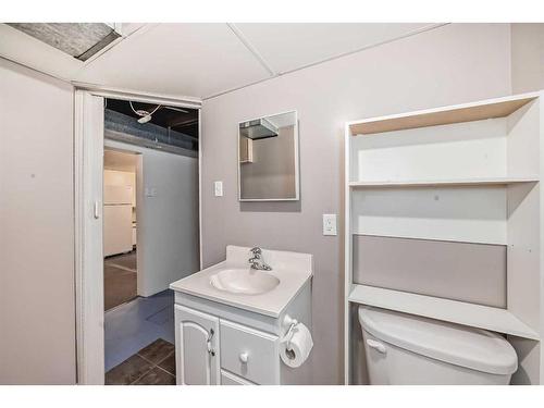 1014 19 Street North, Lethbridge, AB - Indoor Photo Showing Bathroom