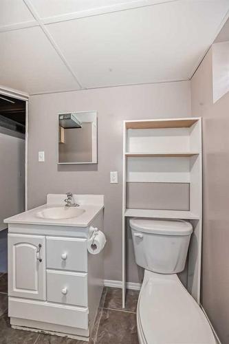 1014 19 Street North, Lethbridge, AB - Indoor Photo Showing Bathroom