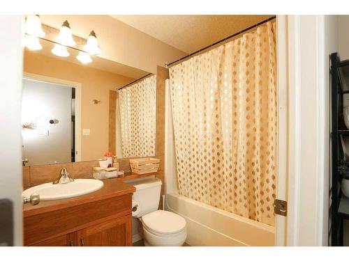 203 Grand River Boulevard West, Lethbridge, AB - Indoor Photo Showing Bathroom