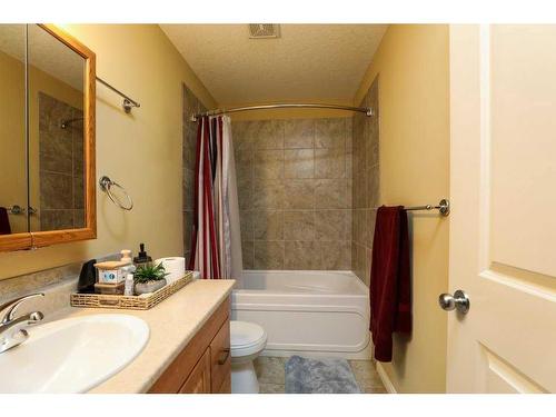 203 Grand River Boulevard West, Lethbridge, AB - Indoor Photo Showing Bathroom