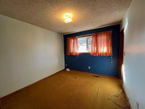 615 6 Street North, Vauxhall, AB - Indoor Photo Showing Other Room