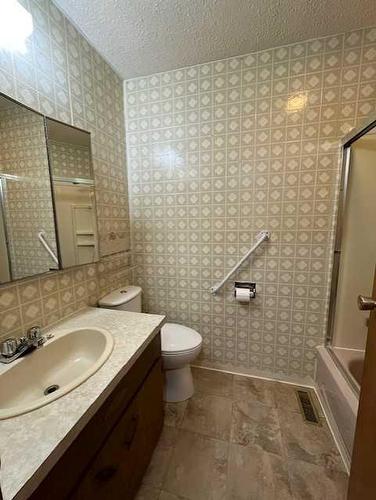 615 6 Street North, Vauxhall, AB - Indoor Photo Showing Bathroom