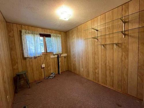 615 6 Street North, Vauxhall, AB - Indoor Photo Showing Other Room