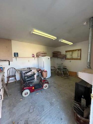 615 6 Street North, Vauxhall, AB - Indoor Photo Showing Garage