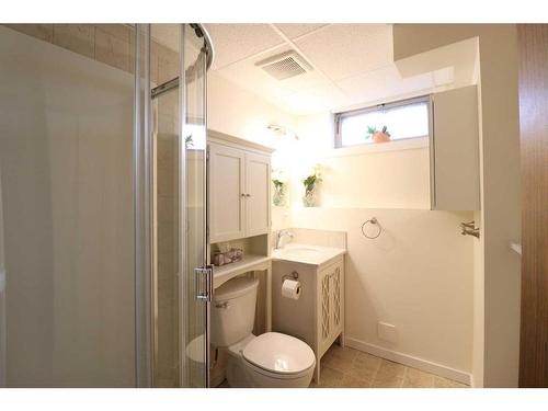 2718 7 Avenue North, Lethbridge, AB - Indoor Photo Showing Bathroom