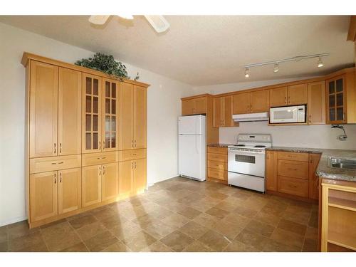 2718 7 Avenue North, Lethbridge, AB - Indoor Photo Showing Kitchen