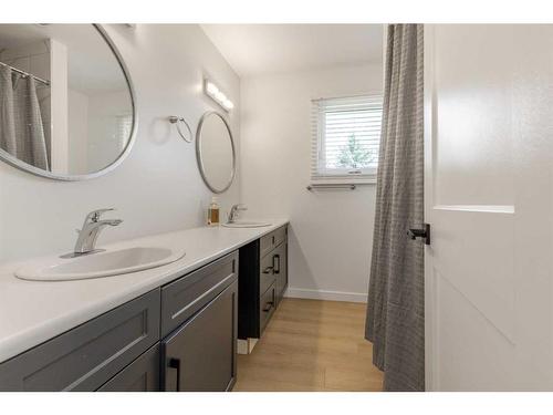 31033 Range Road 262, Cardston, AB - Indoor Photo Showing Bathroom