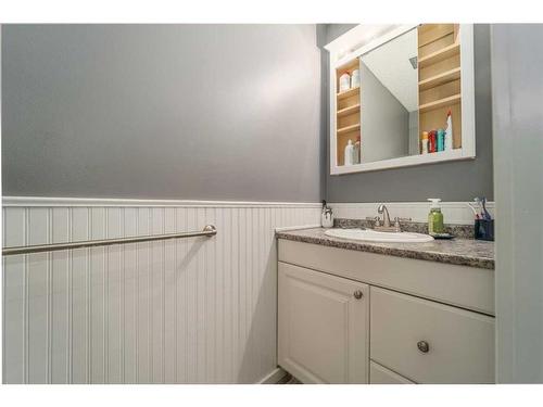 1501 Aspen Place South, Lethbridge, AB - Indoor Photo Showing Bathroom