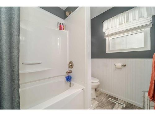 1501 Aspen Place South, Lethbridge, AB - Indoor Photo Showing Bathroom