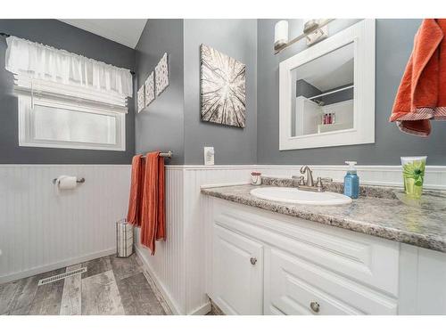 1501 Aspen Place South, Lethbridge, AB - Indoor Photo Showing Bathroom