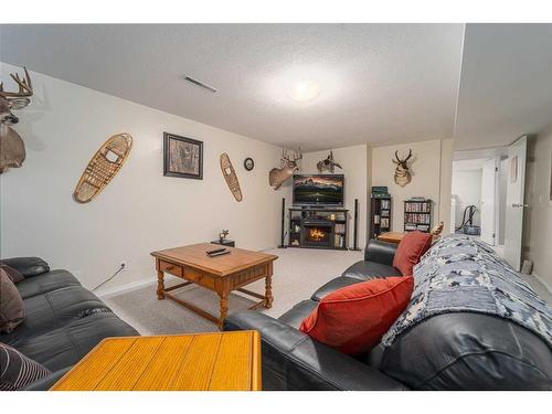 1501 Aspen Place South, Lethbridge, AB - Indoor Photo Showing Living Room