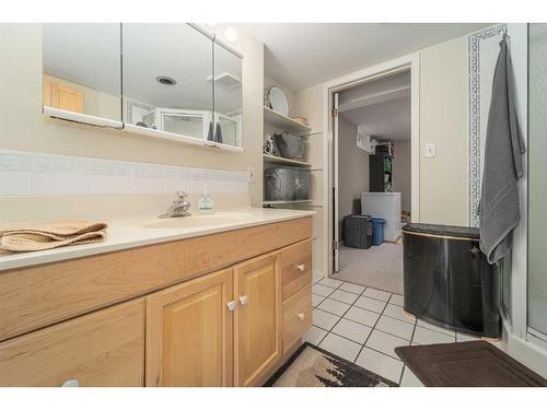 1501 Aspen Place South, Lethbridge, AB - Indoor Photo Showing Bathroom