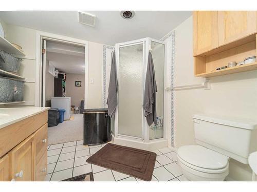 1501 Aspen Place South, Lethbridge, AB - Indoor Photo Showing Bathroom