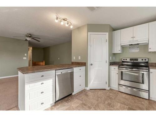 359 3 Avenue West, Cardston, AB - Indoor Photo Showing Kitchen