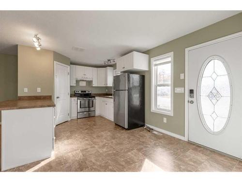 359 3 Avenue West, Cardston, AB - Indoor Photo Showing Kitchen