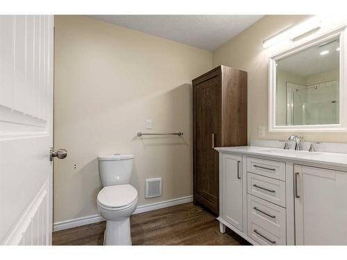 359 3 Avenue West, Cardston, AB - Indoor Photo Showing Bathroom