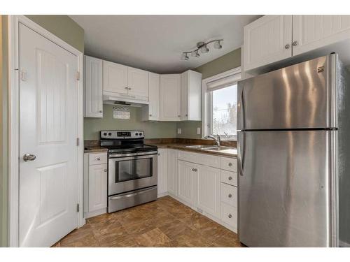 359 3 Avenue West, Cardston, AB - Indoor Photo Showing Kitchen With Double Sink