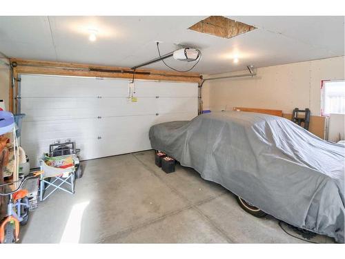 847 Keystone Meadows West, Lethbridge, AB - Indoor Photo Showing Garage