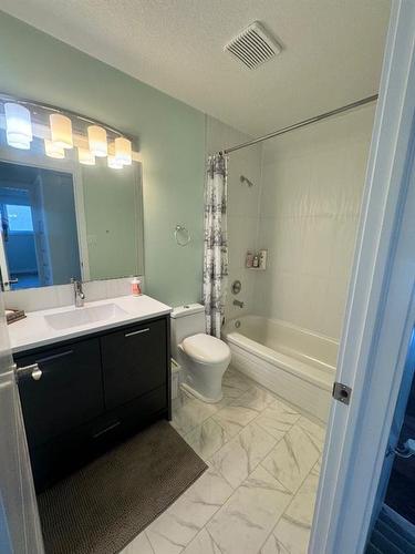 150 Heritage Close West, Lethbridge, AB - Indoor Photo Showing Bathroom