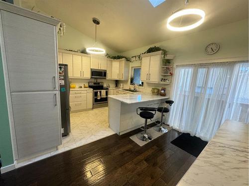 150 Heritage Close West, Lethbridge, AB - Indoor Photo Showing Kitchen