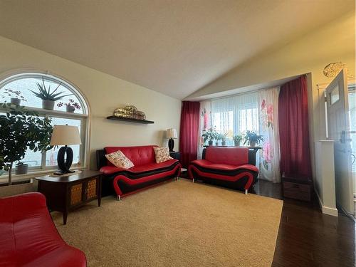 150 Heritage Close West, Lethbridge, AB - Indoor Photo Showing Living Room