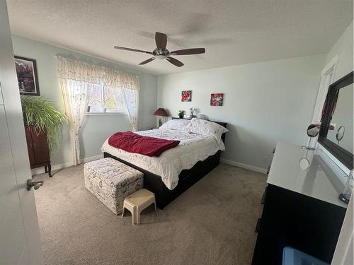 150 Heritage Close West, Lethbridge, AB - Indoor Photo Showing Bedroom