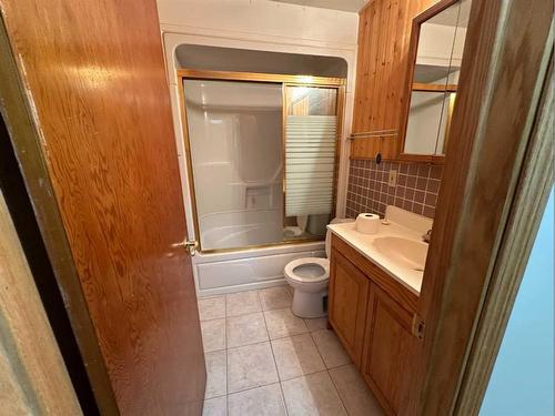 6017 56 Street, Taber, AB - Indoor Photo Showing Bathroom