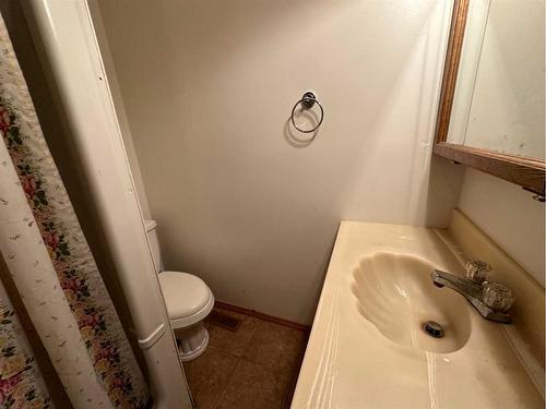 6017 56 Street, Taber, AB - Indoor Photo Showing Bathroom