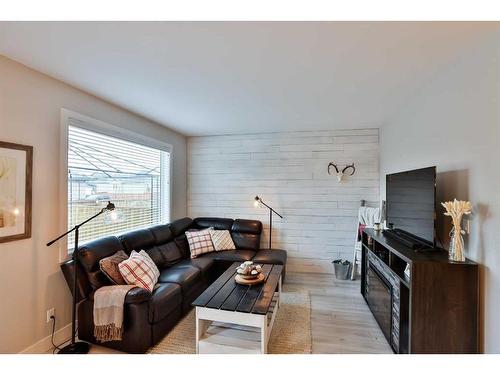 887 Miners Boulevard West, Lethbridge, AB - Indoor Photo Showing Living Room