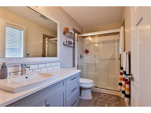 887 Miners Boulevard West, Lethbridge, AB - Indoor Photo Showing Bathroom