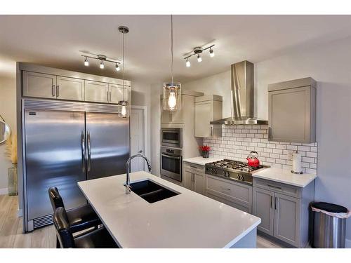 887 Miners Boulevard West, Lethbridge, AB - Indoor Photo Showing Kitchen With Double Sink With Upgraded Kitchen