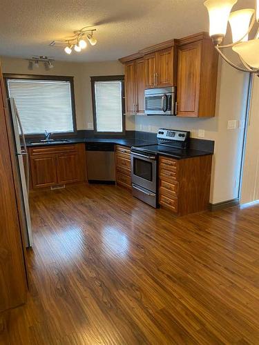 875 Mt Sundance Manor West, Lethbridge, AB - Indoor Photo Showing Kitchen