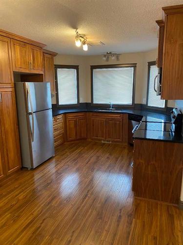 875 Mt Sundance Manor West, Lethbridge, AB - Indoor Photo Showing Kitchen