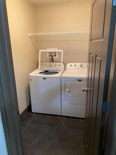 875 Mt Sundance Manor West, Lethbridge, AB - Indoor Photo Showing Laundry Room