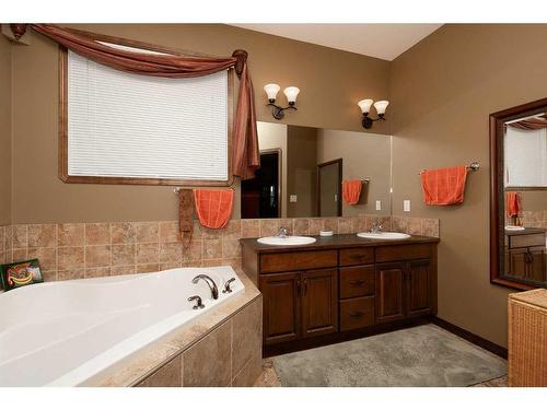 199 Riverstone Boulevard West, Lethbridge, AB - Indoor Photo Showing Bathroom