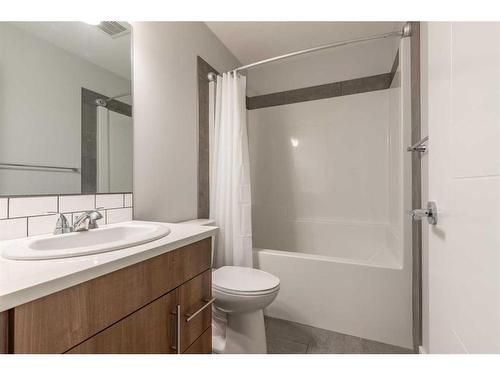 953 Miners Boulevard West, Lethbridge, AB - Indoor Photo Showing Bathroom