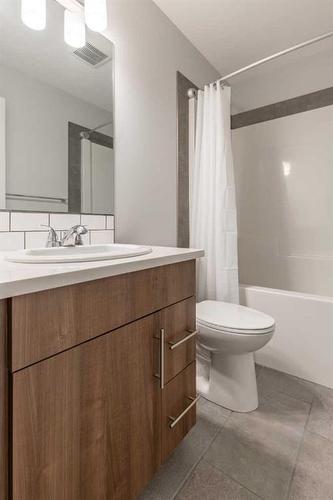 953 Miners Boulevard West, Lethbridge, AB - Indoor Photo Showing Bathroom