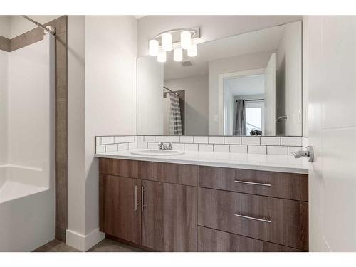 953 Miners Boulevard West, Lethbridge, AB - Indoor Photo Showing Bathroom