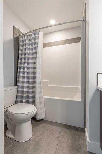 953 Miners Boulevard West, Lethbridge, AB - Indoor Photo Showing Bathroom